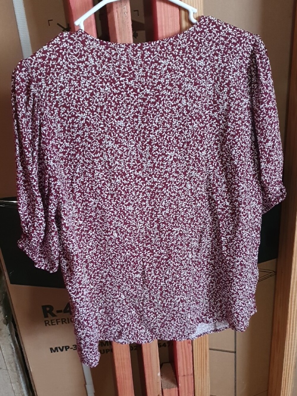 Old Navy Burgundy and White Twist-Front V-Neck Blouse - Picture 6 of 6